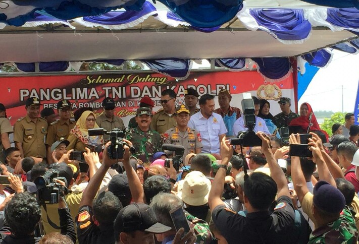 Panglima TNI Dan Kapolri Beri Bansos Kepada Masyarakat Sekitar Tempat Observasi