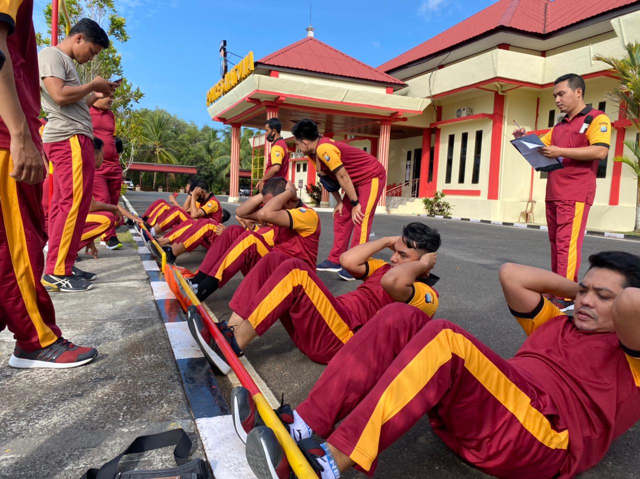 Jaga Kebugaran, Personel Polres Natuna Laksanakan Tes Kesjas Berkala