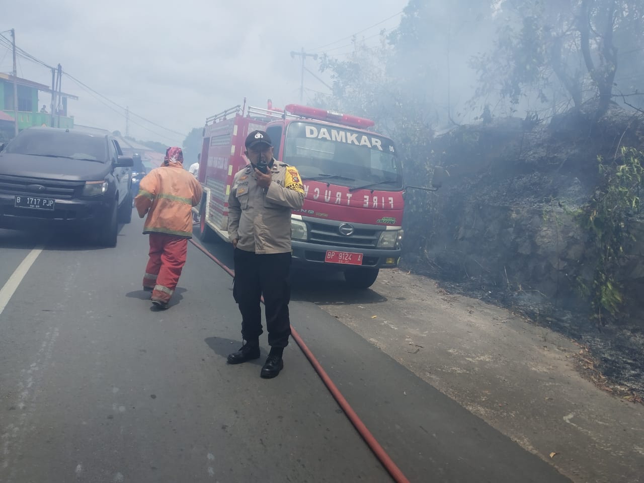 Polsek Tanjungpinang Timur Bersama Damkar  Berjibaku Padamkan Kebakaran Lahan