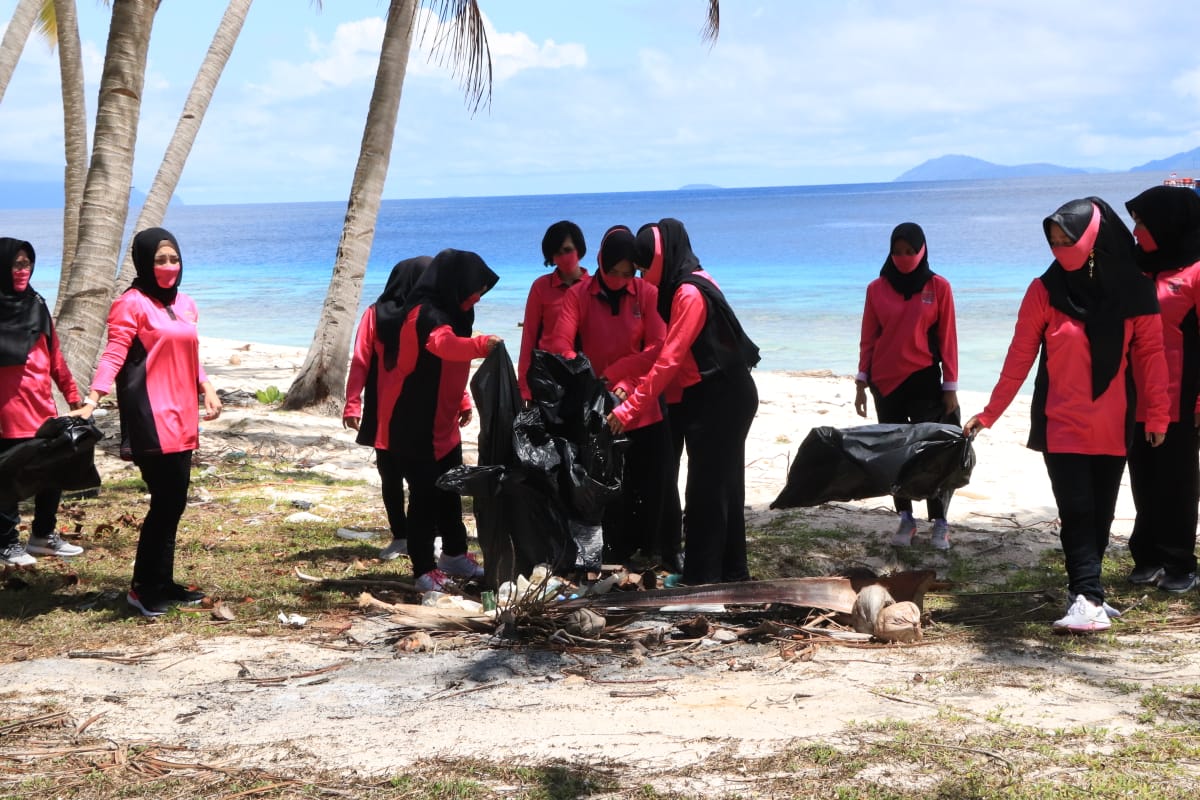 Bhakti Sosial Bhayangkara Cabang Anambas Bersih-bersih Pantai Durai