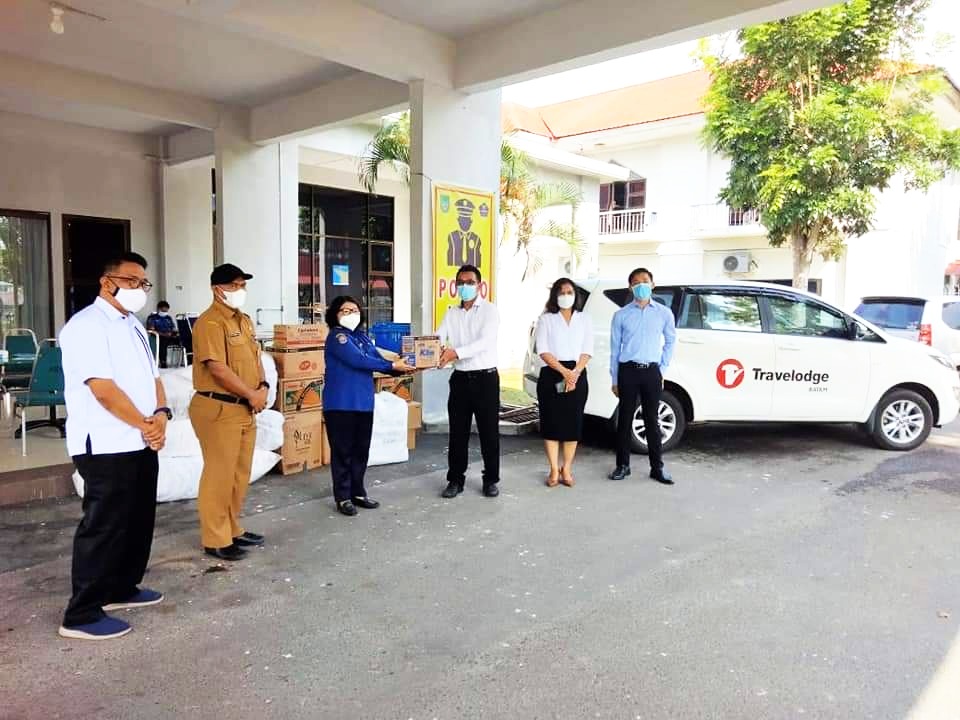 Travelodge Hotel Serahkan Bantuan Untuk Pasien Covid-19 dan Nakes di Asrama Haji