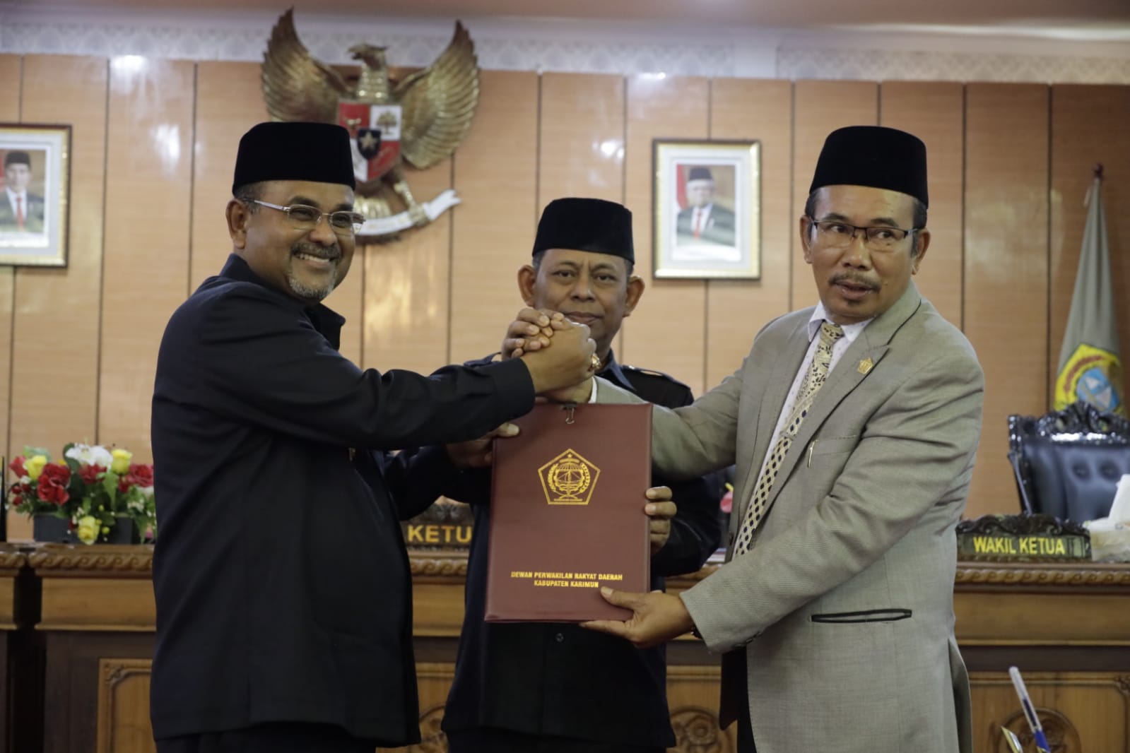 Bupati Rafiq Hadiri Rapat Paripurna laporan Badan Anggaran dan Akhir Fraksi