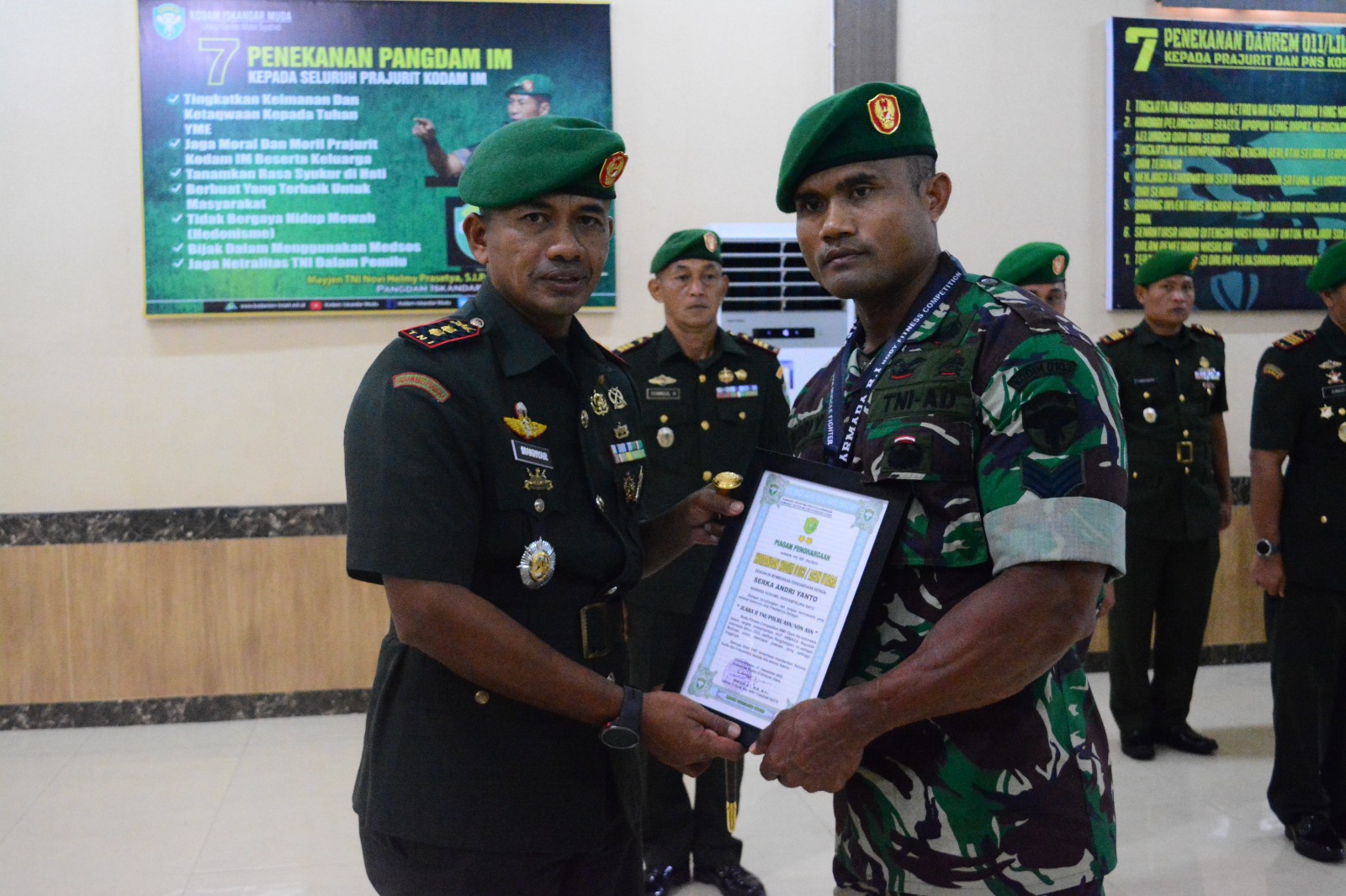 Dandim 0103/Aceh Utara Berikan Penghargaan Kepada Prajurit Berprestasi