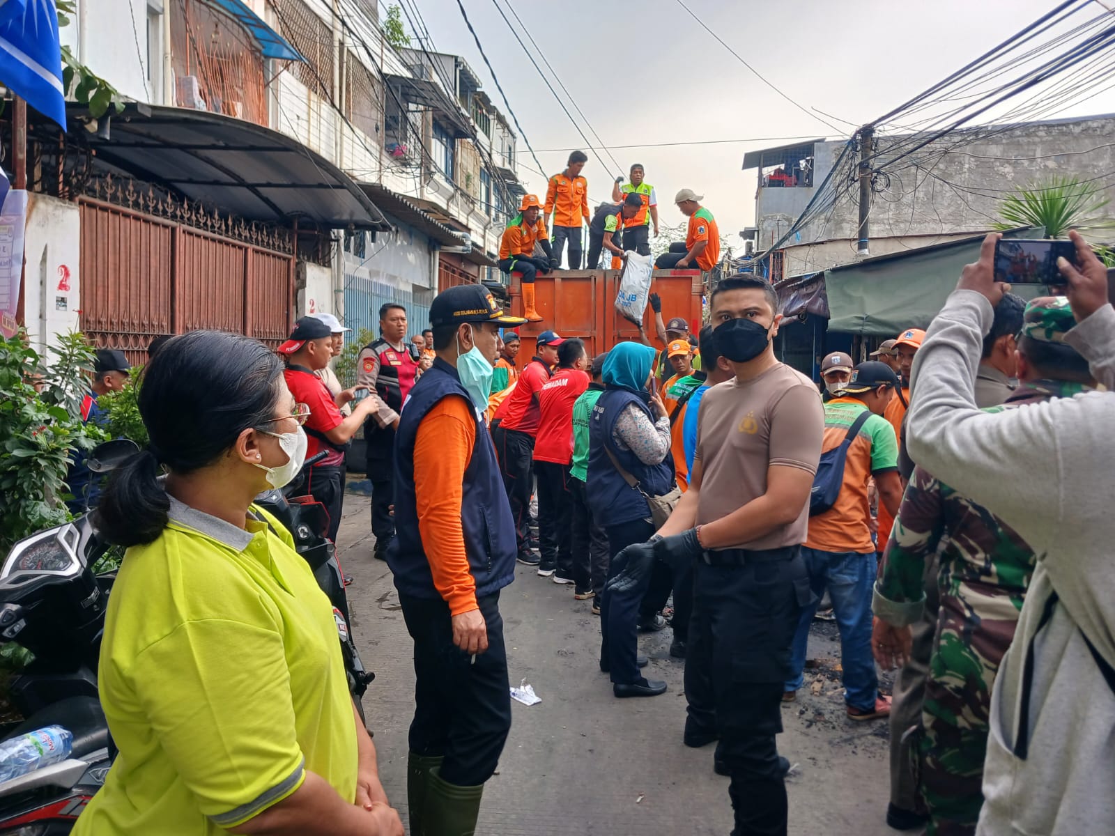 Polsek Tanjung Duren Bersama 3 Pilar Kerja Bakti Massal Pasca Kebakaran di Gang Sejahtera III Jelambar Utama