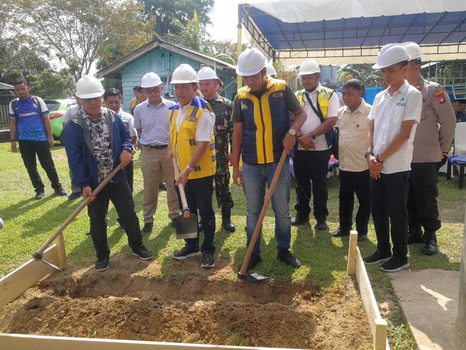 50 Tahun Menunggu, Pipa Induk Embung Gemuruh PDAM Tirta Lingga Diperbaiki