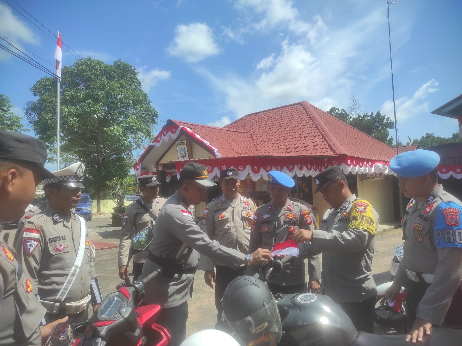 Kapolsek Bintan Timur Bagikan Bendera Merah Putih Secara Gratis