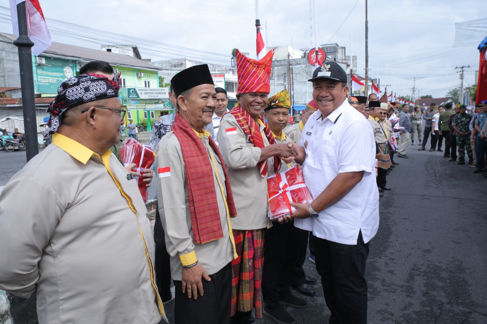 Pemerintah Kabupaten Asahan Bagikan Bendera Merah Putih