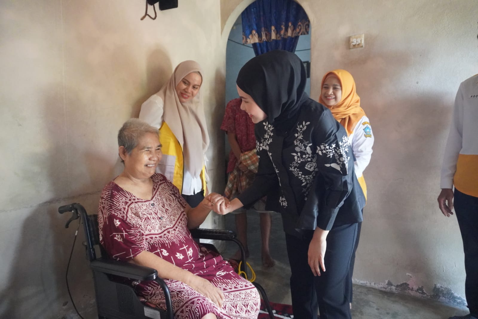 Lanjutkan Roadshow Sambut Hari Lansia, Ketua LKKS Bintan Serahkan 3 Unit Kursi Roda di Bintan Timur