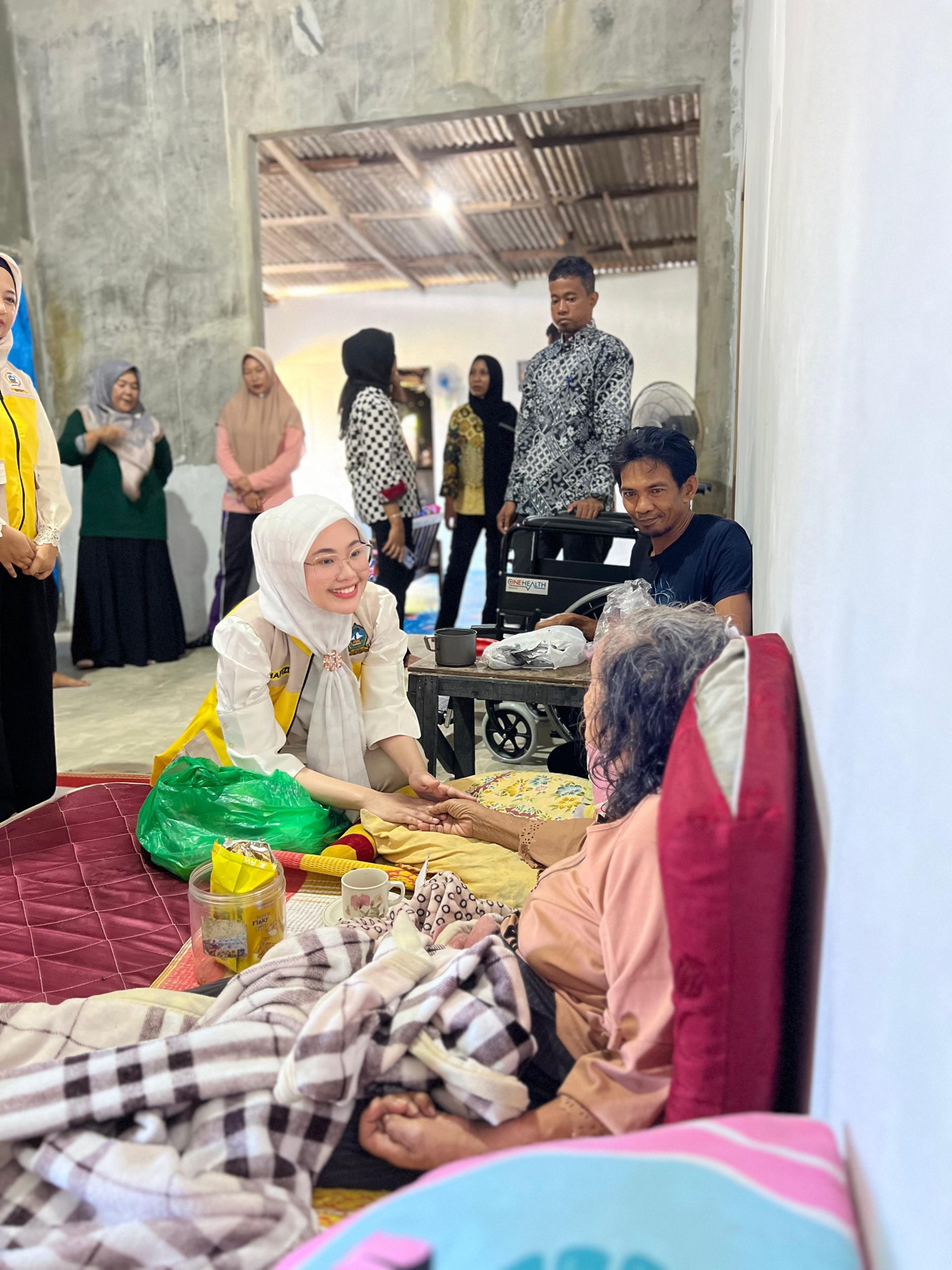 Jelang Hari Lansia Nasional, Ketua LKKS Bintan Roadshow Bagikan Kursi Roda