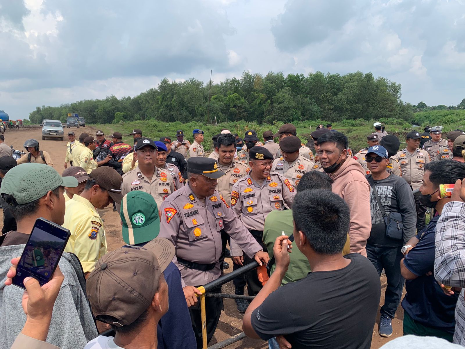Polres Pelalawan Amankan Aksi Damai Aliansi Pemuda Desa Kubangan Tuntut Realisasi CSR PT. Arara Abadi Teluk Meranti