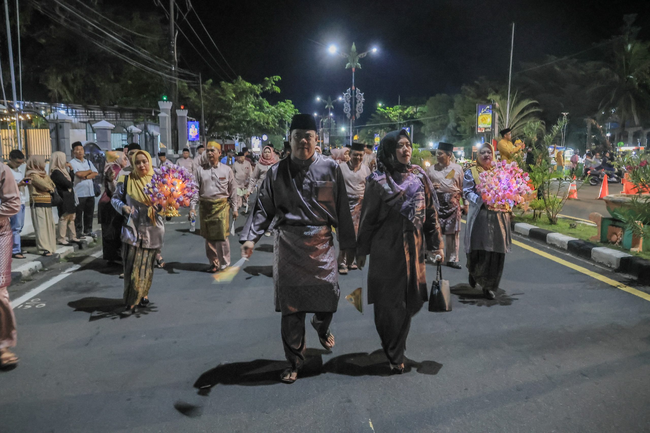 Defile Kafilah Bintan Turut Meriahkan Malam Pembukaan STQH Ke XI Kepri