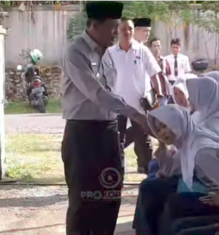 Wakil Bupati Bengkulu Selatan Yevri Sudianto Hadiri Pendistribusian Bantuan Pendidikan untuk Pelajar SMP/MTs