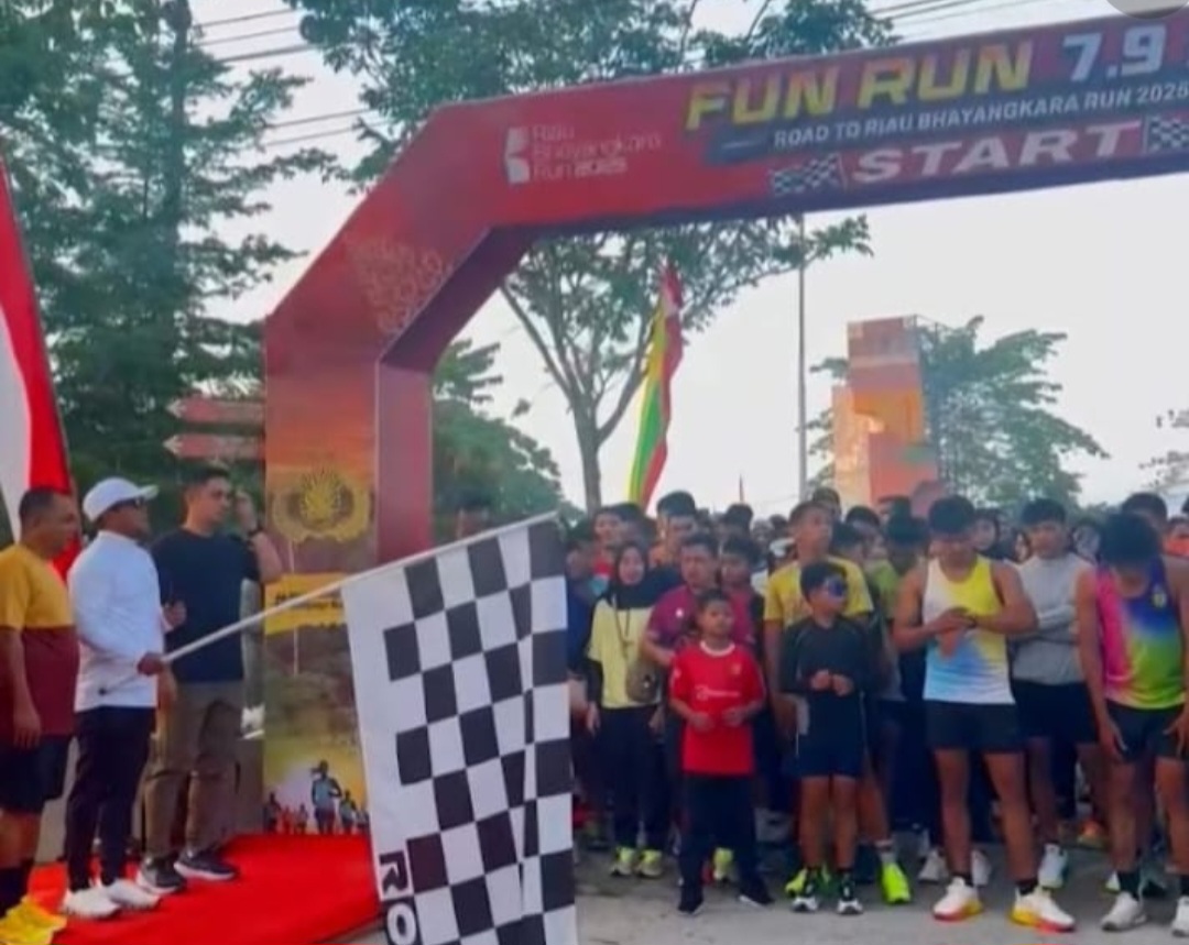Bupati Pelalawan H. Zukri Pimpin Fun Run Road to Riau Bhayangkara 2025 Bersama Ribuan Peserta
