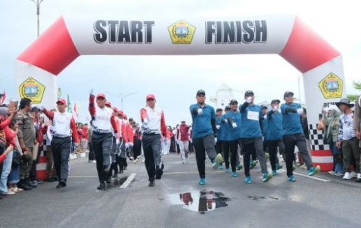 Bupati Karimun Lepas Ribuan Peserta Gerak Jalan dan Sambut Kepulangan Paskibraka 2025