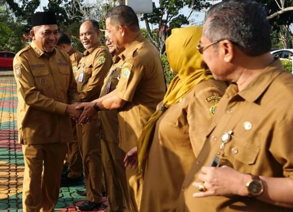 Wabup Rocky Buka dan Lepas Peserta Lomba Sampan Layar di Pantai Tanjung Ambat