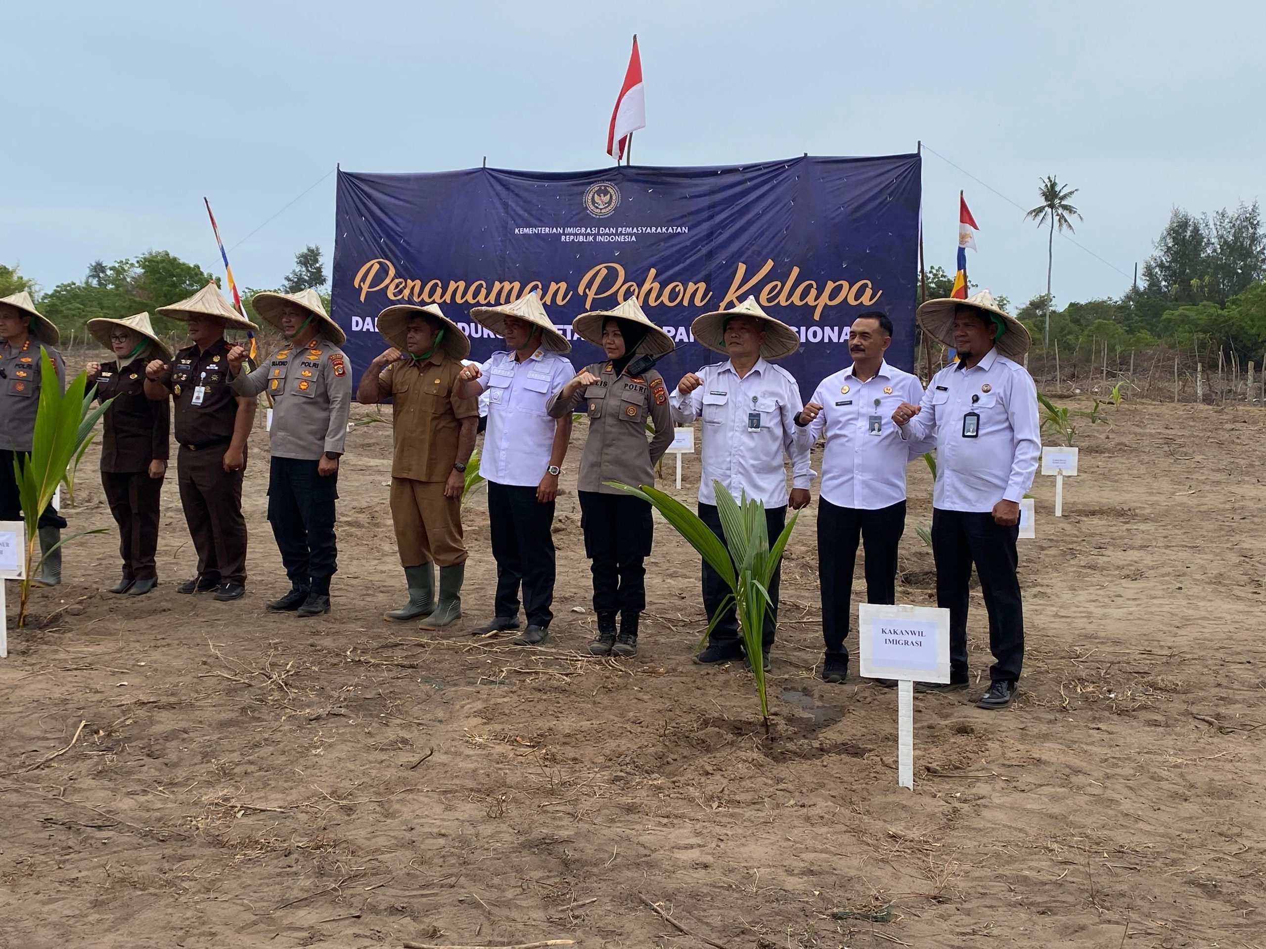 Gerakan Tanam Kelapa Serentak, Kanwil Ditjenpas Aceh Ubah Lahan Tidur Jadi Produktif.