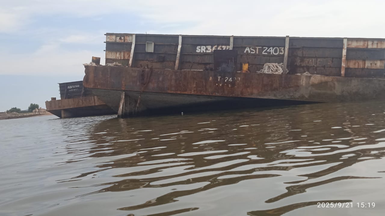 Diduga Tongkang Usang PT Batam Gede Makmur Bertahun-Tahun Terparkir di Laut, Publik Pertanyakan Legalitas