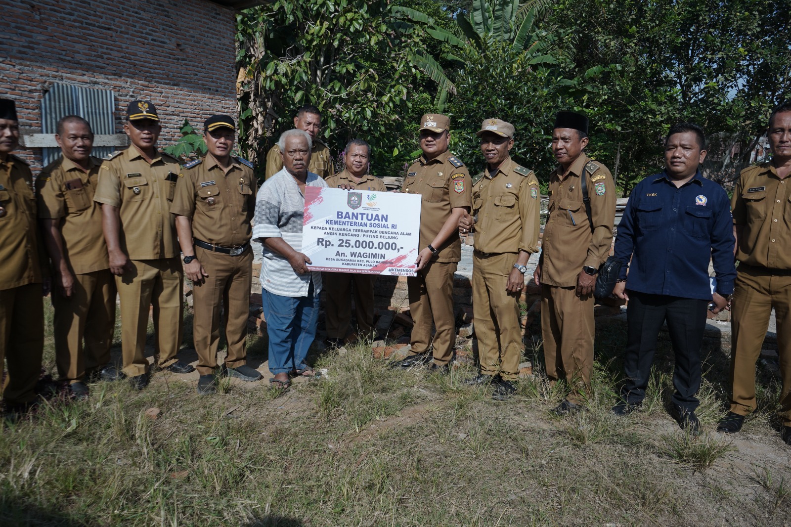 Wabup Asahan Salurkan Bantuan KEMENSOS untuk Keluarga Terdampak Angin Kencang
