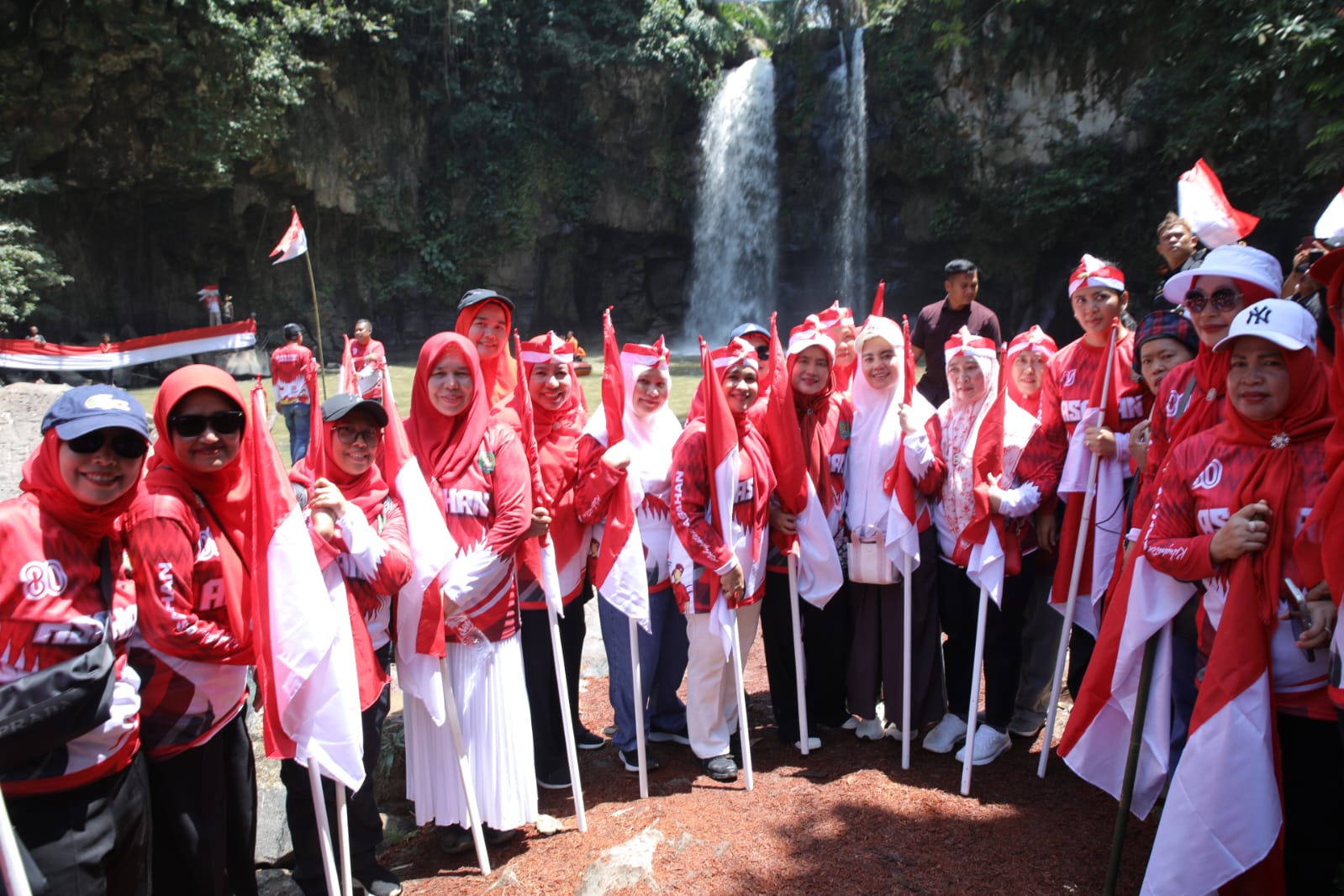 Pengibaran Bendera Merah Putih di Air Terjun Simonang-Monang Sambut HUT ke-80 RI
