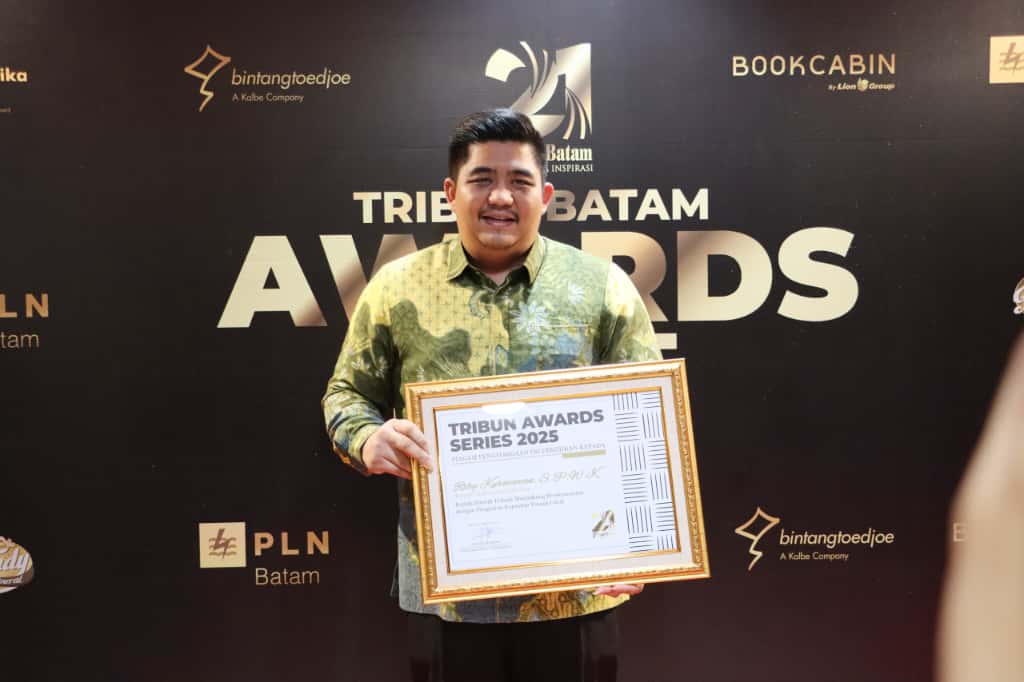 Prioritaskan Tenaga Kerja Lokal, Bupati Roby Terima Penghargaan Tribun Batam Awards 2025