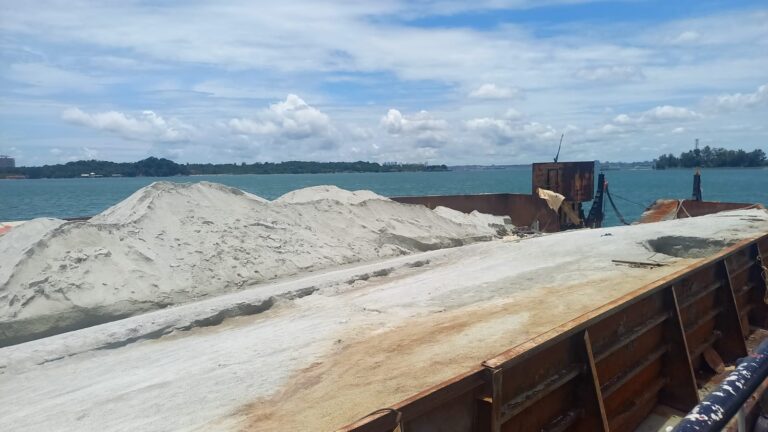 Nelayan Nongsa Protes Keras, Kapal Tongkang Diduga Buang Pasir hingga Rusak Laut Pulau Putri