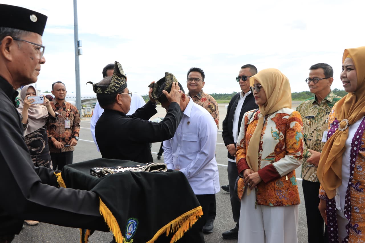 Tiba di Kepri, Mendukbangga/BKKBN RI Disambut Gubernur dan Bupati Bintan di Bandara RHF