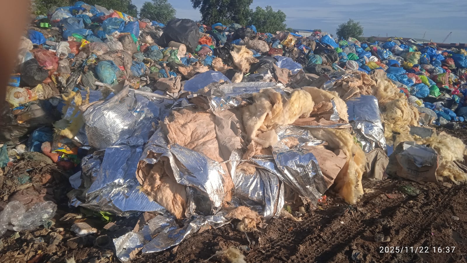 Rockwool Diduga Limbah B3 Dibuang Ilegal di Sei Lekop, Pengawasan Lingkungan Disorot