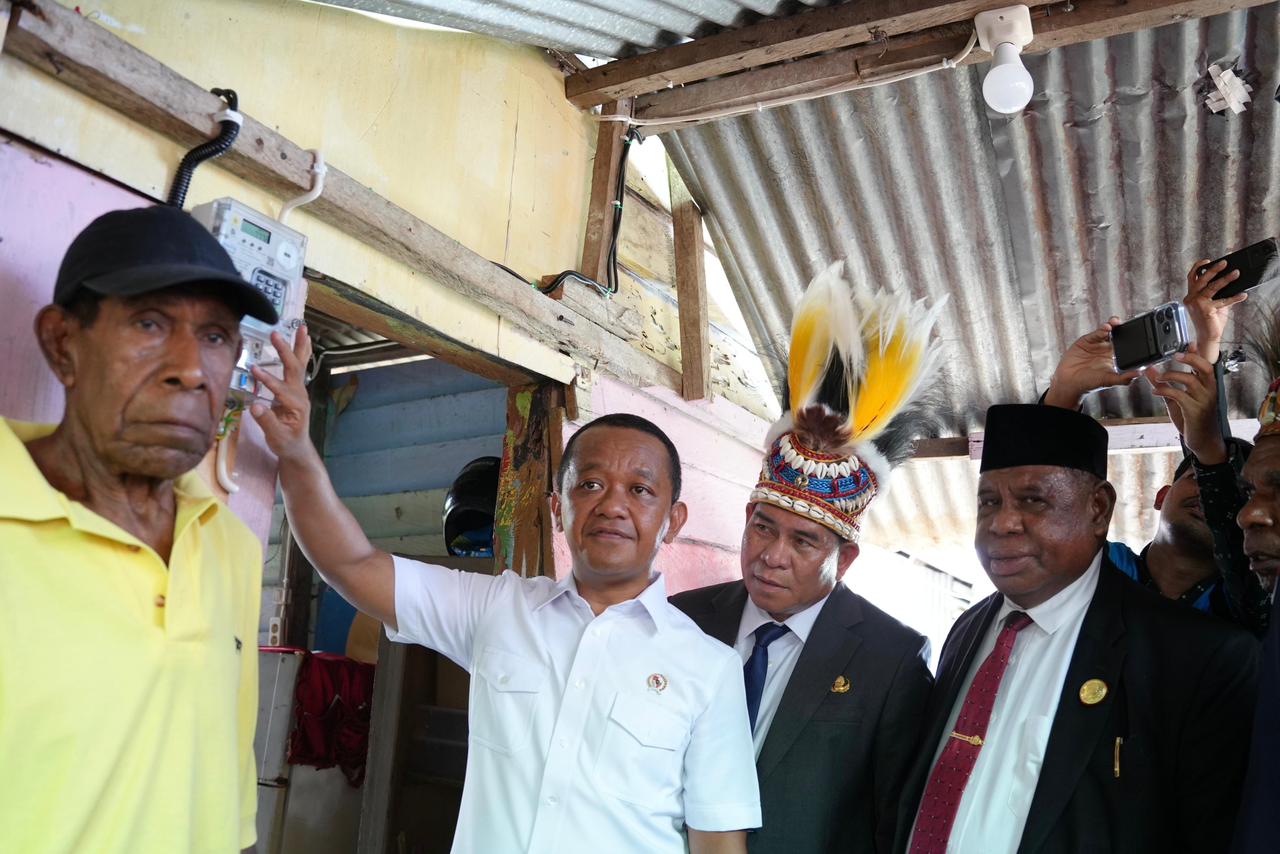 Sambung Listrik 100 Keluarga Prasejahtera di Fakfak Papua Barat, Kementerian ESDM Bersama PLN Lanjutkan Penyaluran Program BPBL