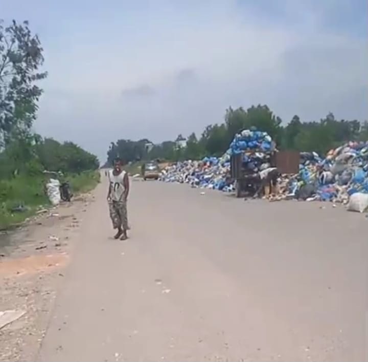 Truk Dinas Buang Sampah di Pinggir Jalan, Camat Sagulung Mengaku “Titip” ke Sei Lekop