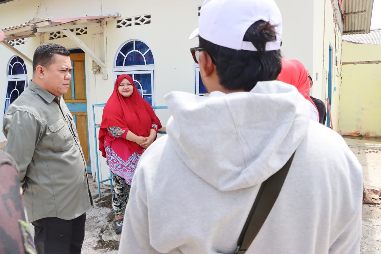 Sekda Ronny Tinjau Rumah Roboh di Kampung Mentigi Laut, Tanjung Uban