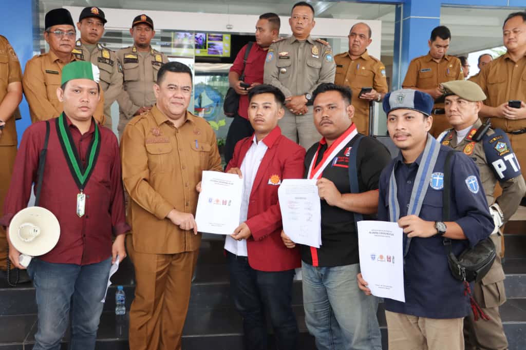 Sambil Lesehan : Sekda Bintan Berdialog Menerima Aspirasi Aliansi Cipayung Plus Tanjungpinang Bintan