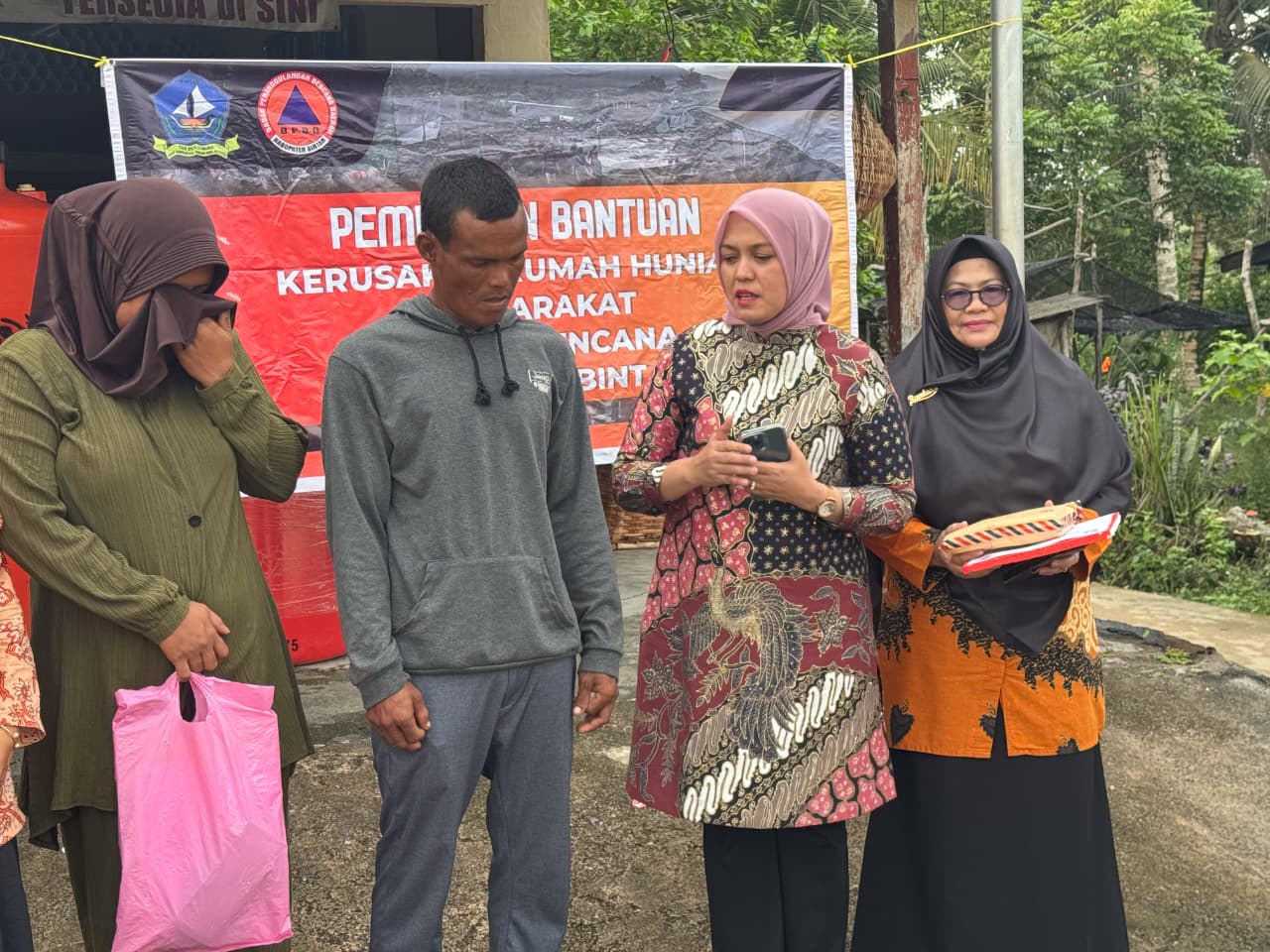 Wabup Deby Maryanti Serahkan Bantuan 49 Juta Rupiah kepada Korban Rumah Roboh di Desa Pengudang