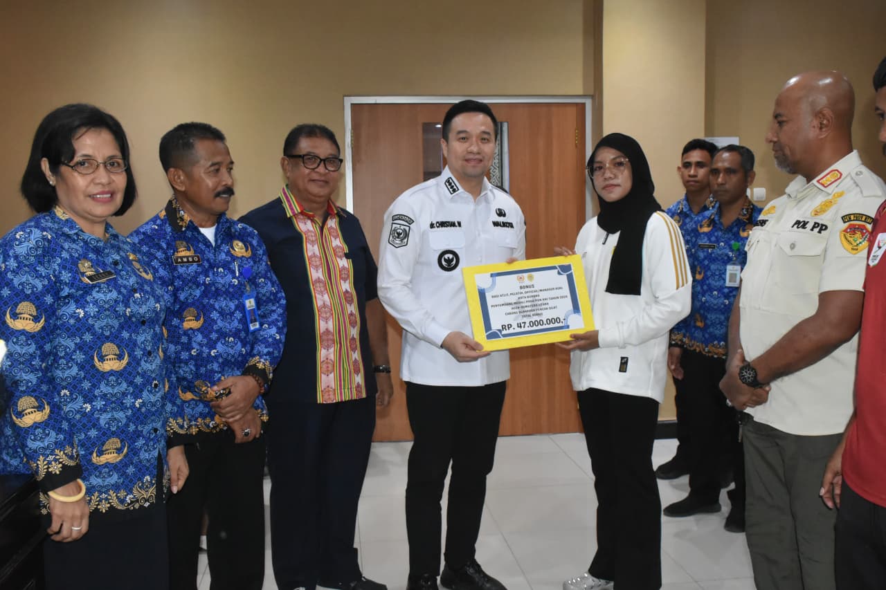 Apresiasi Prestasi Daerah, Pemkot Kupang Serahkan Bonus Atlet PON XXI 2024