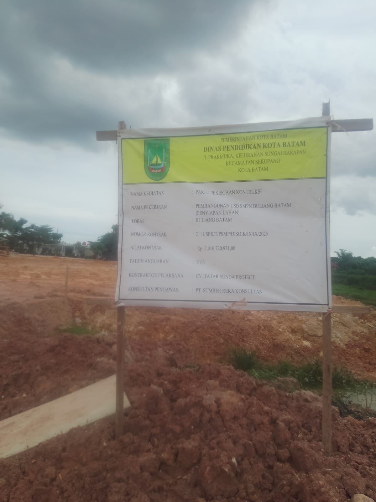 Proyek SMPN Buliang Diduga Lalai, Genangan Air Meluas di Gerbang SDN 08 Batu Aji