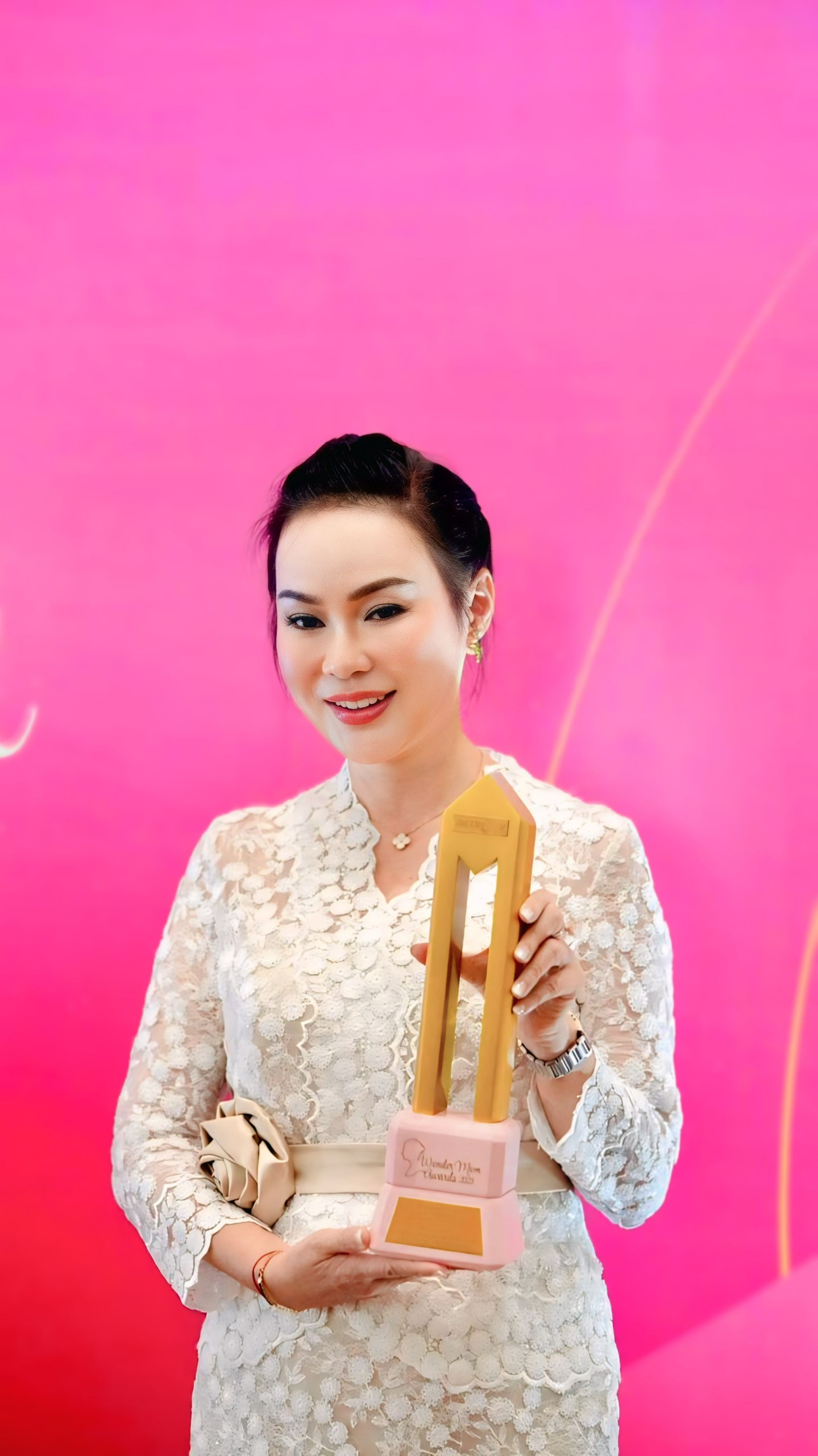 Peringatan Hari Ibu Nasional, Wakil Kepala BP Batam Raih Dua Penghargaan Bergengsi