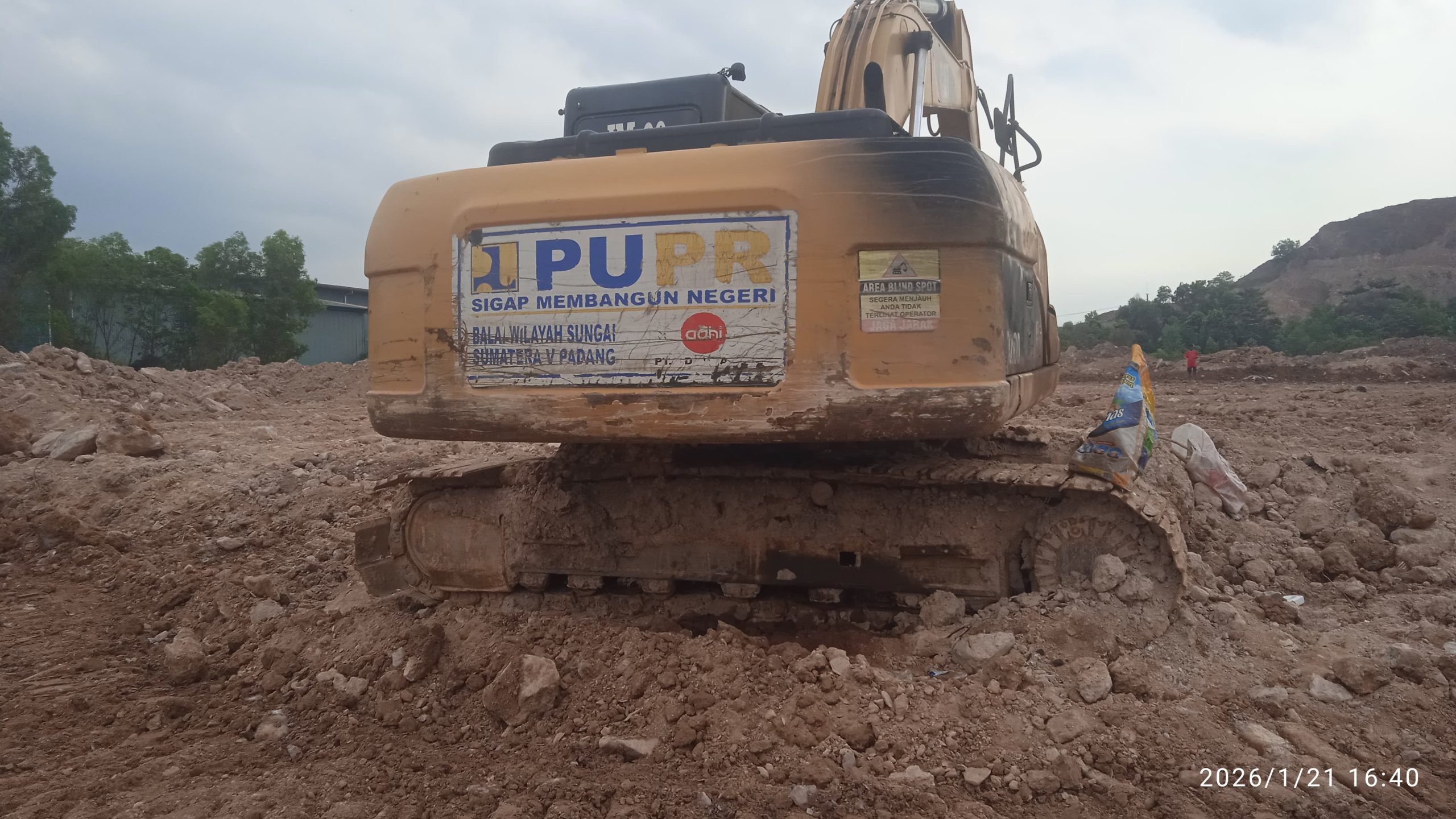 Alat Berat Berlogo PUPR BWS Sumatra V Terparkir di Tanjunguncang, Berpotensi Langgar Aturan Penggunaan Atribut Negara