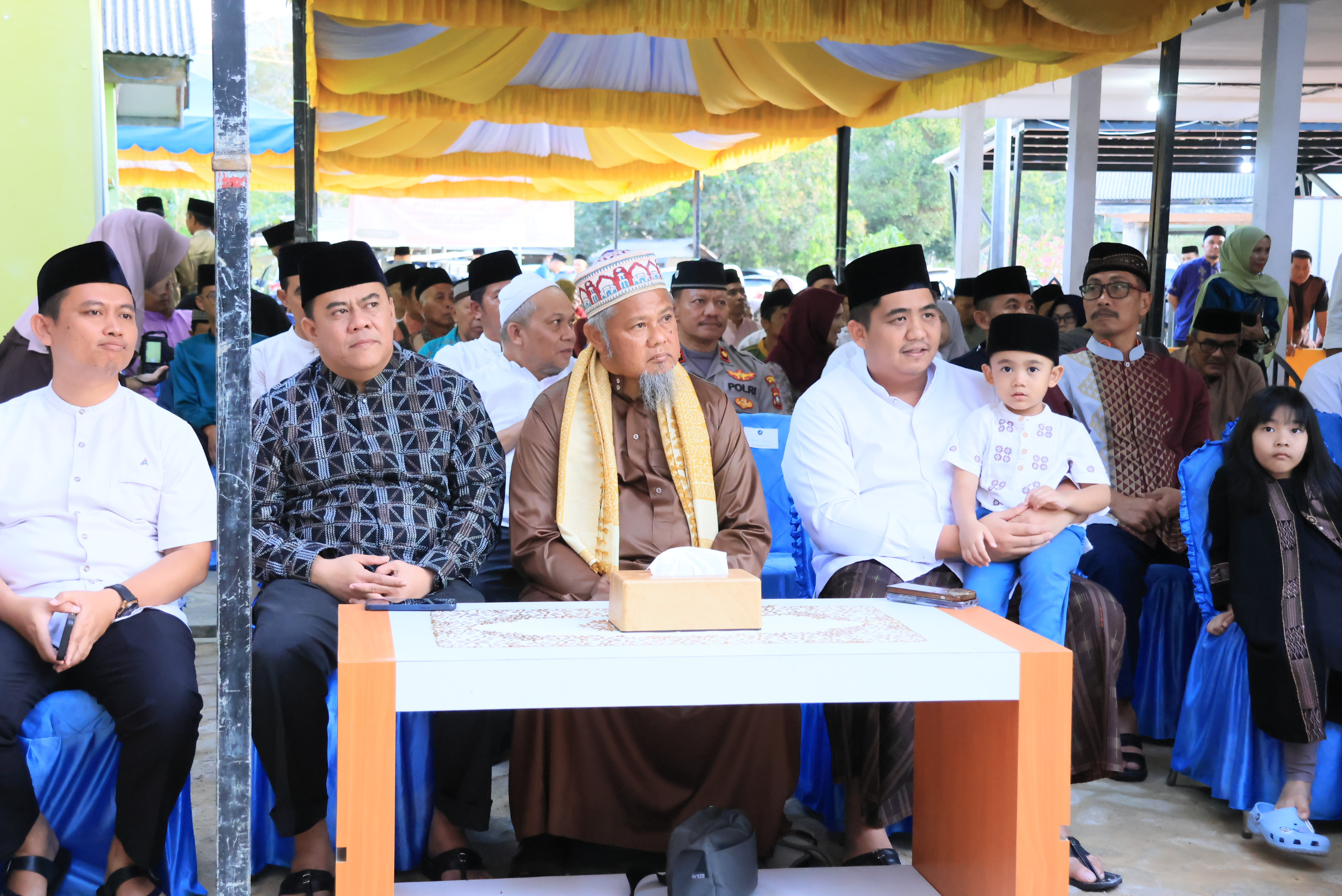 Safari Ramadan Ke-4, Bupati Roby Serahkan Bantuan CSR Rp. 50 Juta Untuk Masjid Al Munawwaroh