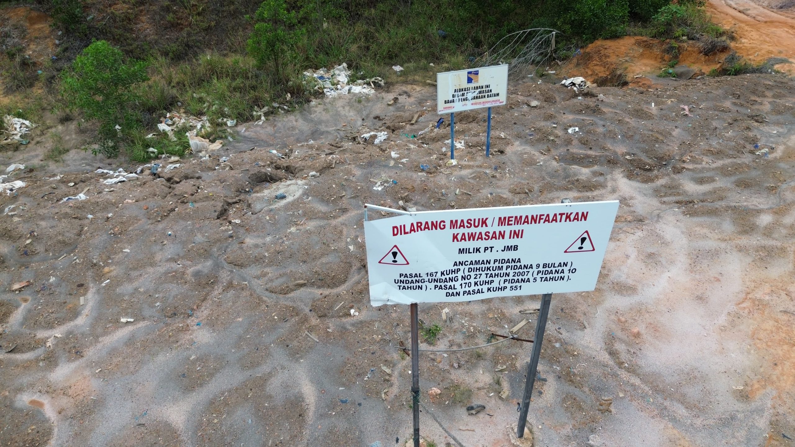 PT Bandar Abadi Diduga Lakukan Dumping Limbah B3 Blasting di Lahan Kosong Tanjung Riau