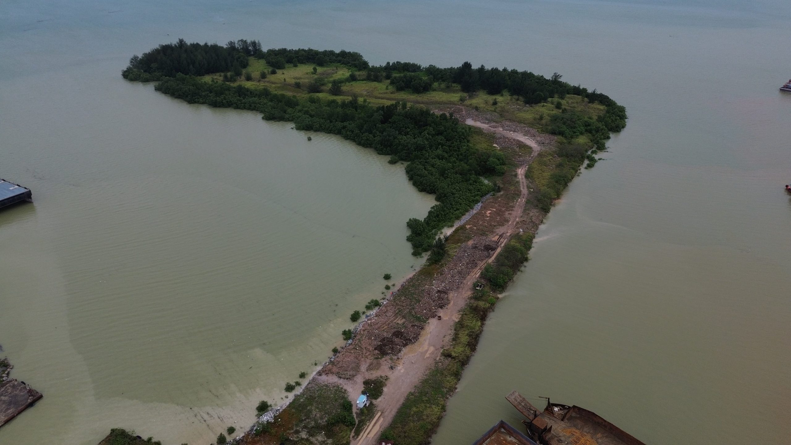 Tumpukan Material Diduga B3 Ditemukan di Sekitar PT Nanindah, Warga Ambil Scrap