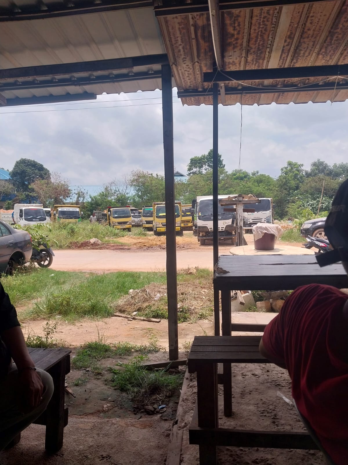 Debu Berhamburan, Warga Sungai Pelunggut Stop Paksa Puluhan Dump Truck Proyek Cut and Fill