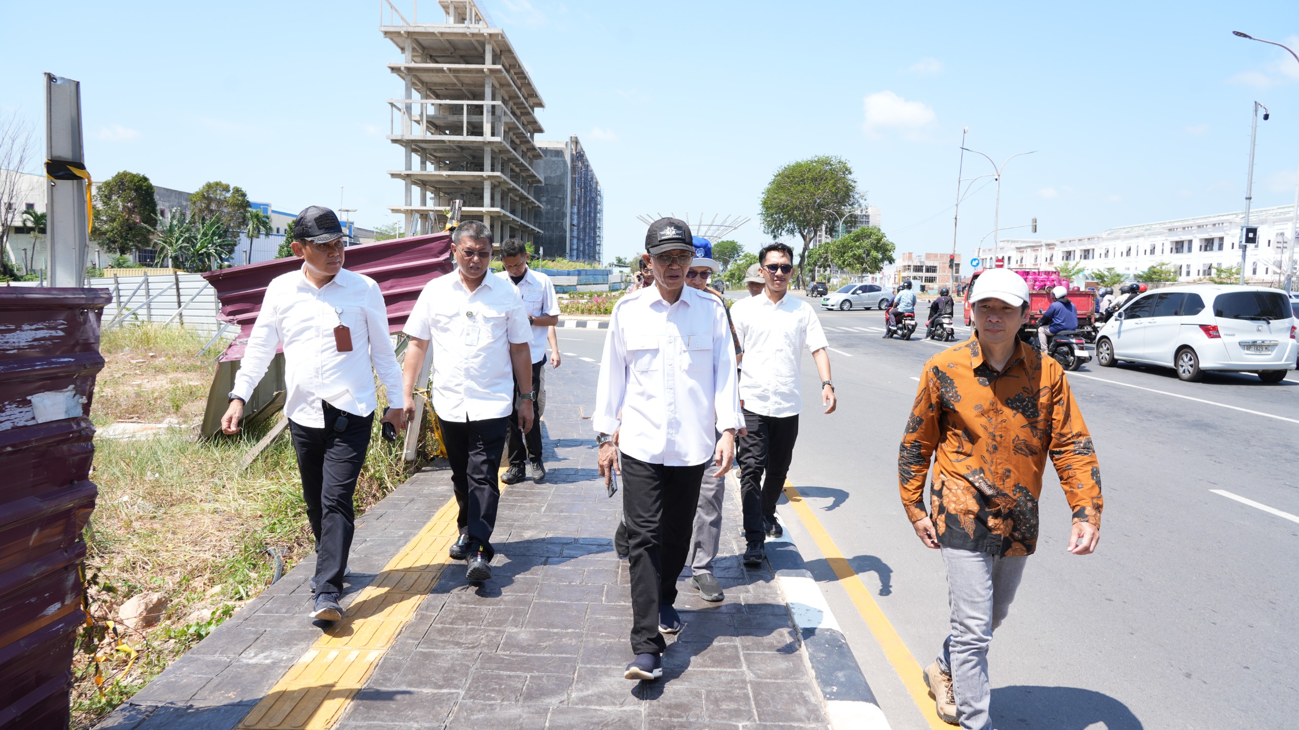 Hari Pertama Kerja, Amsakar Achmad Tinjau Sejumlah Proyek Pembangunan