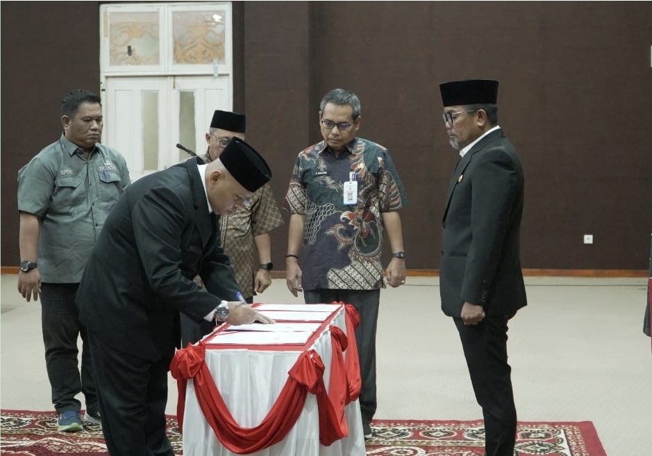 Bupati Pelalawan Lantik Dirut Perumda Tuah Sekata, Tegaskan Evaluasi Jika Target Tak Tercapai