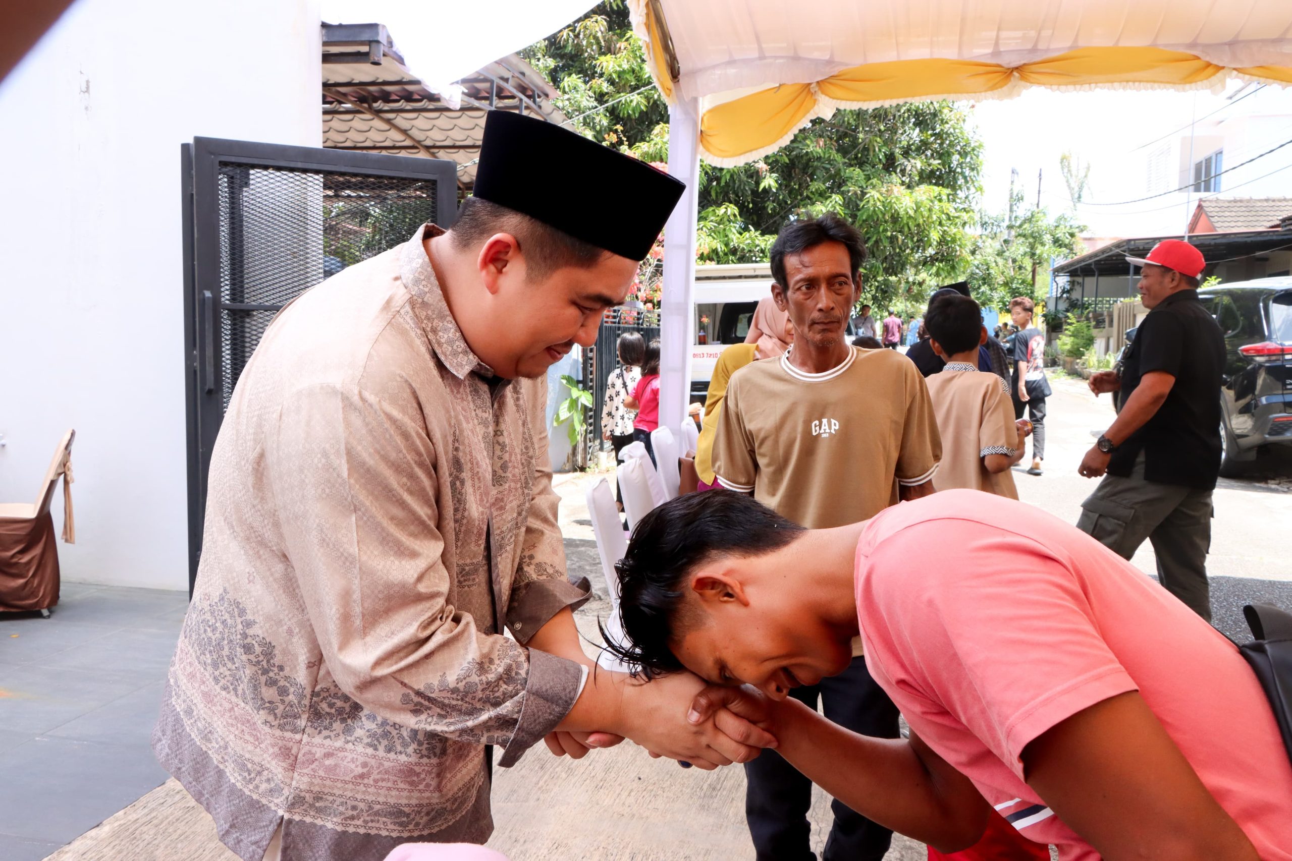 Jabat Tangan di Hari yang Fitri, Roby dan Hafizha Silaturahmi Lebaran dengan Masyarakat