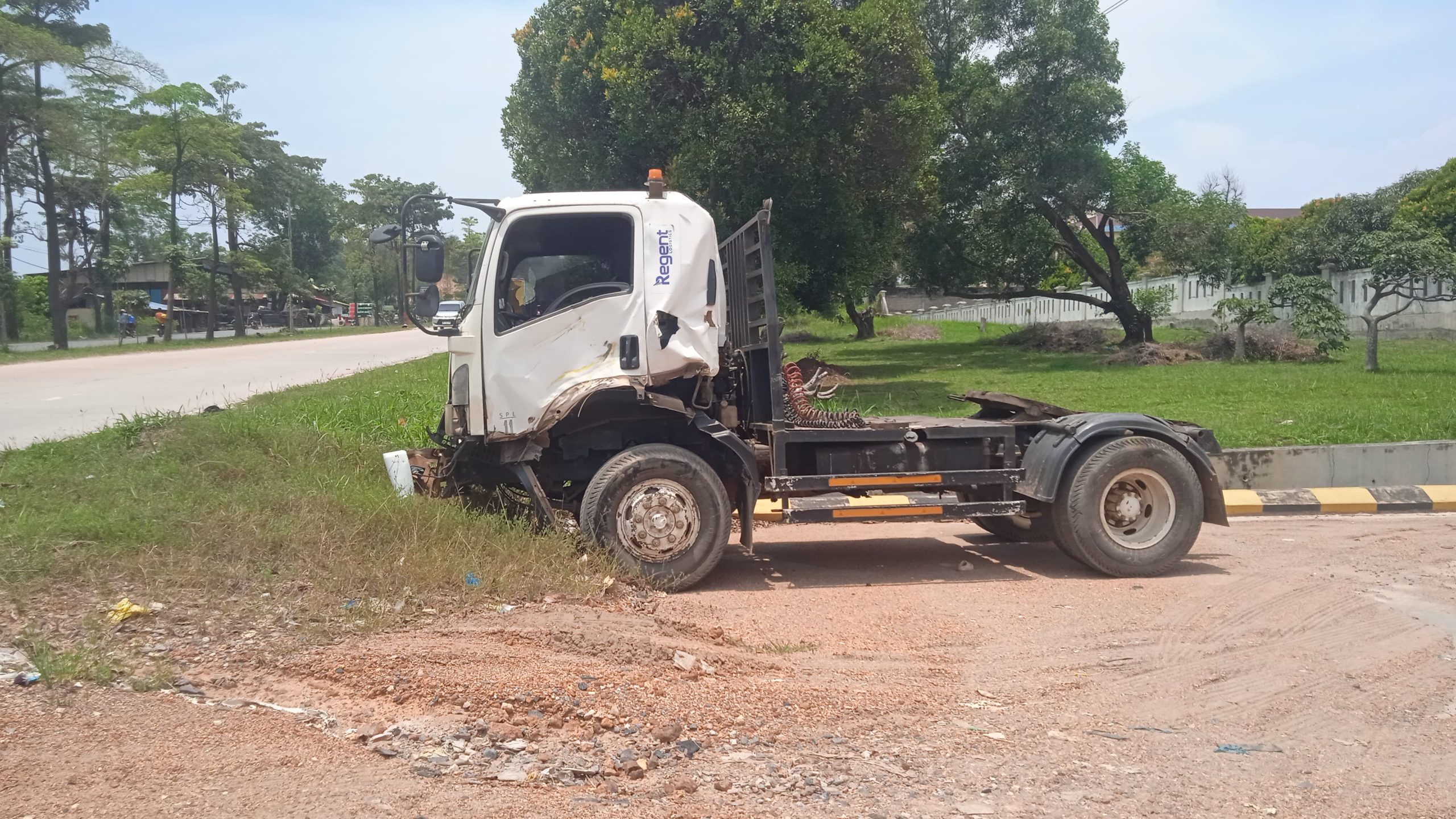 Menyeberang di Titik Tak Resmi, Tabrakan Trailer SPL VS Dump Truck Tak Terhendarkan, Sopir Luka Parah