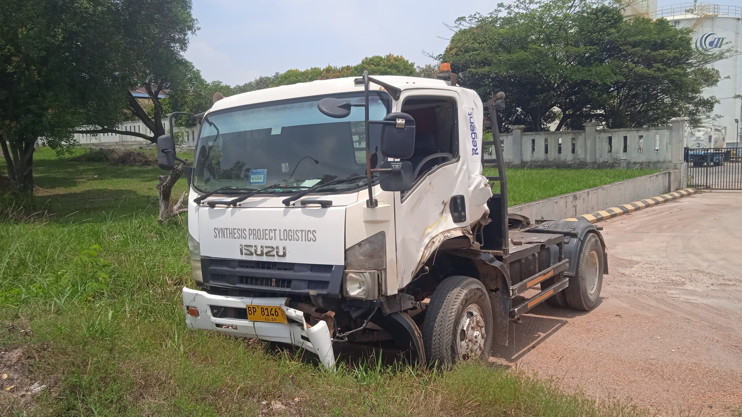 Manuver Trailer ke PT Duta Surya Sukses Picu Tabrakan Dump Truck, Sopir Terluka”
