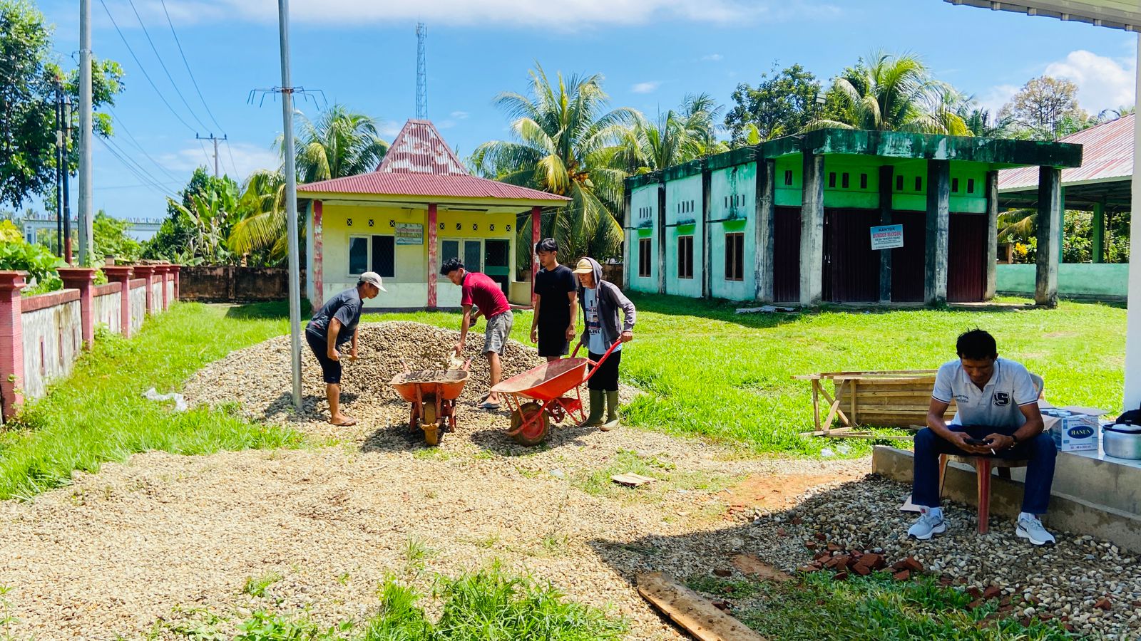 Kegiatan Gotong Royong Gedung Merah Putih Desa Tanggo Raso, Wujud Nyata Kebersamaan Warga
