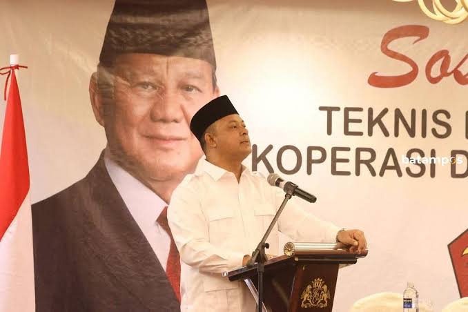 Di Balik Kontroversi Helm, Ada Pengabdian Iman Sutiawan untuk Masyarakat Pesisir