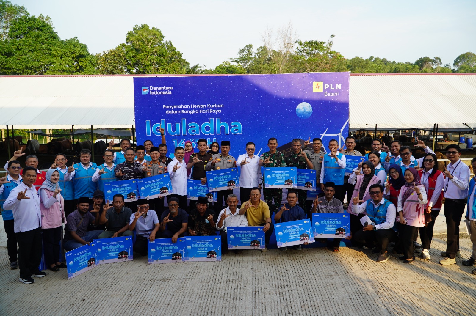 PLN Batam Salurkan 18 Sapi dan 50 Kambing pada Idul Adha 1447 H
